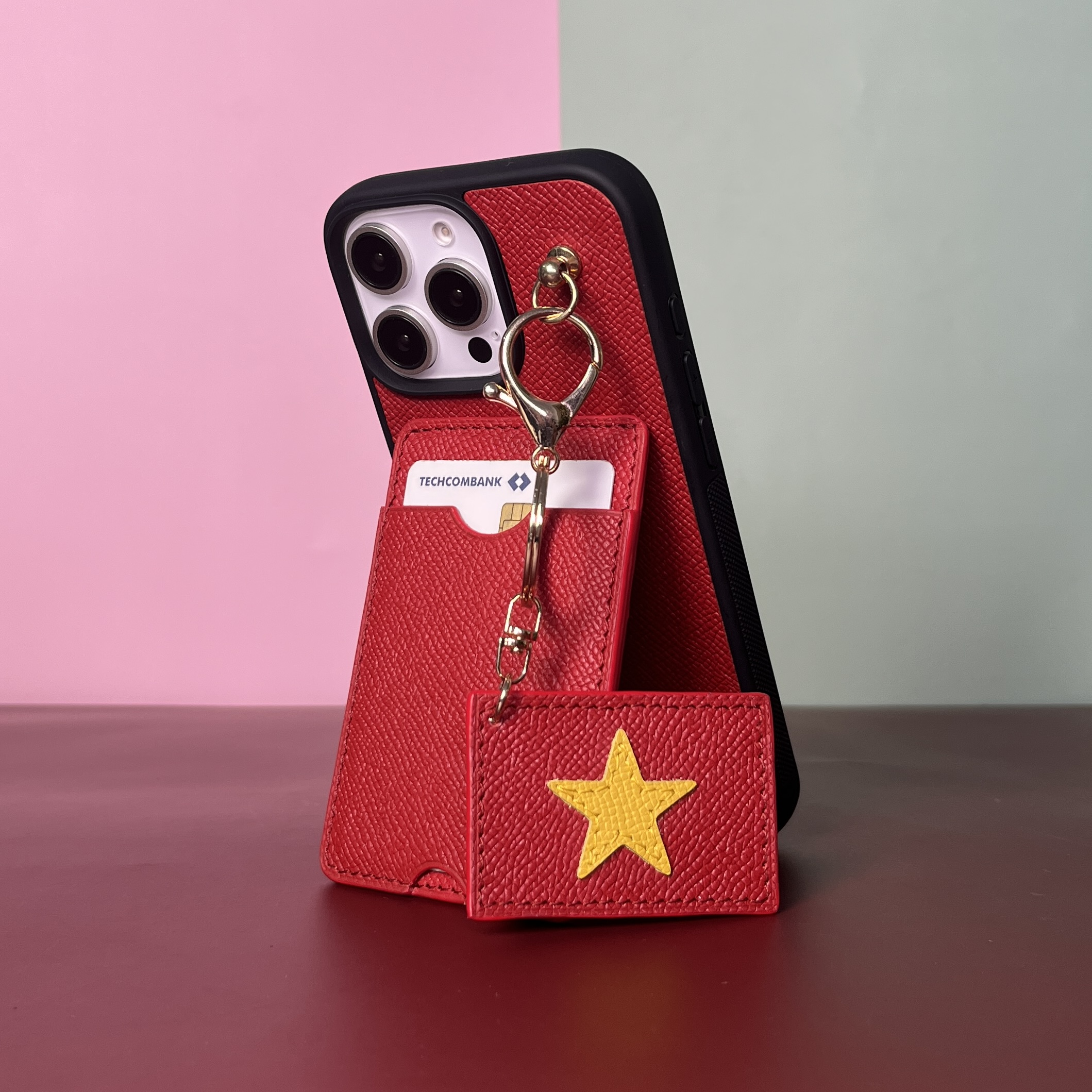 Ốp da thủ công viền đen Kane kèm ngăn thẻ dựng đứng gắn charm - Epsom